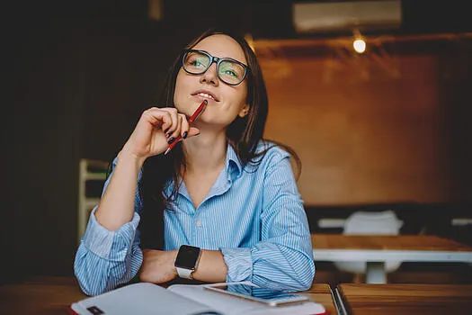 Female retailer planning and setting goals